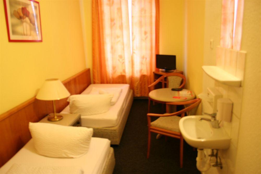 Hotel-Pension Adamshof Berlin Exterior foto